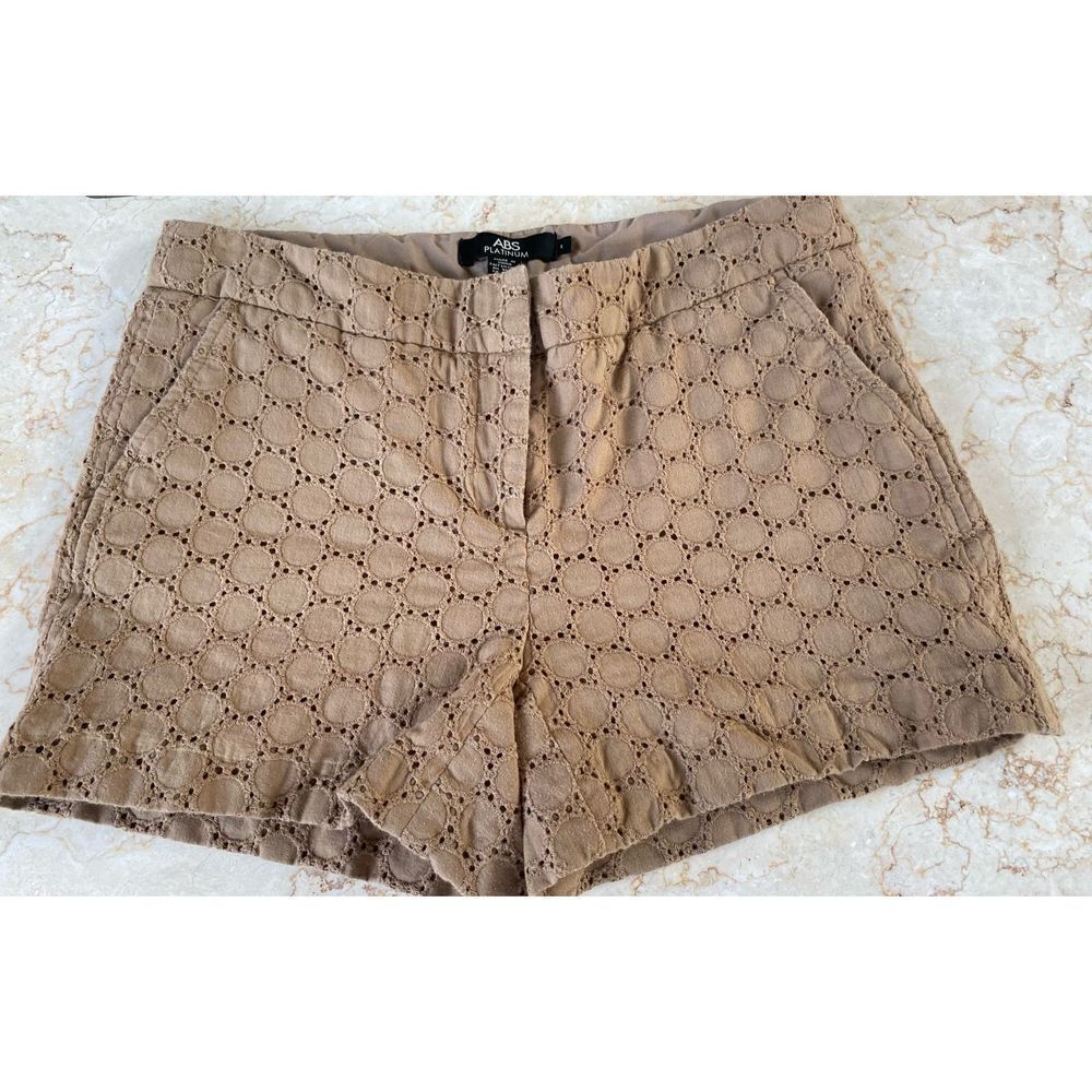 And platinum size 6 tan brown lace shorts